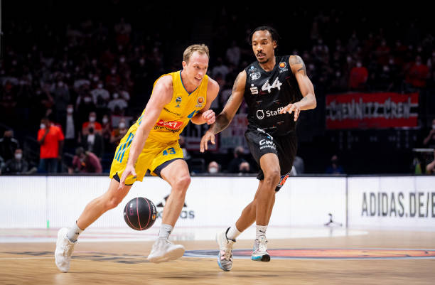 管理层头疼 管理层头疼